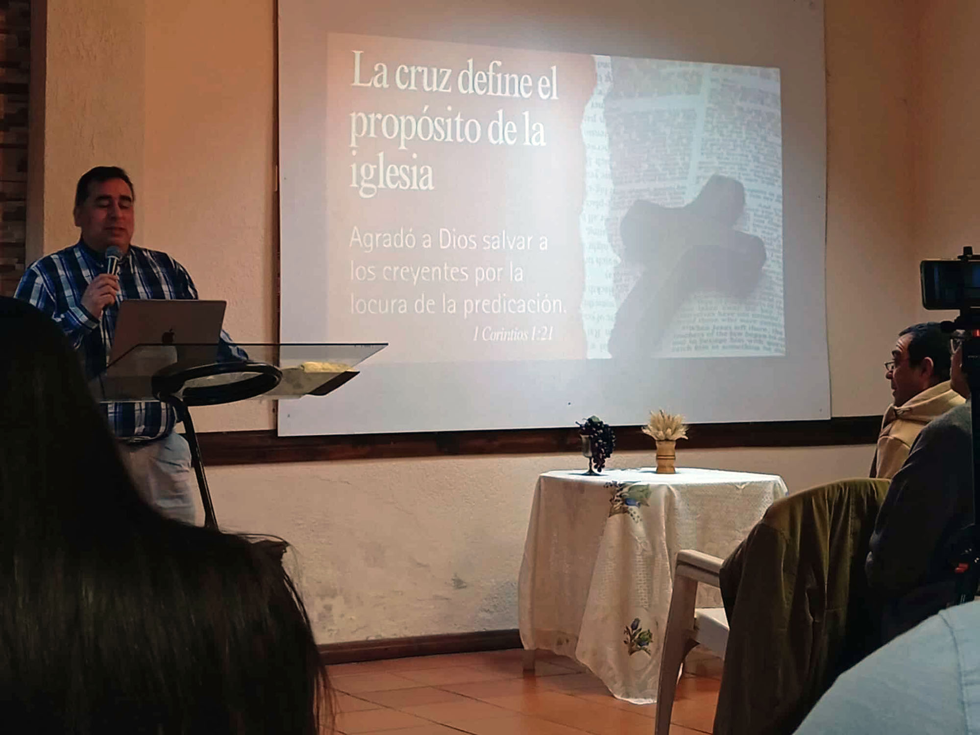 La cruz define el ministerio de la iglesia. La cruz define el ministerio de la iglesia.